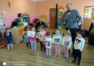 Dzieci z grupy Sarenek i Zajączków podczas piosenki "Stary Donald farmę miał"